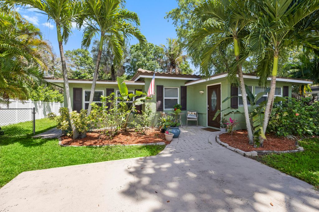 Photo of 2660 SW 12th Terrace, Fort Lauderdale, FL 33315 (MLS # B26020012)