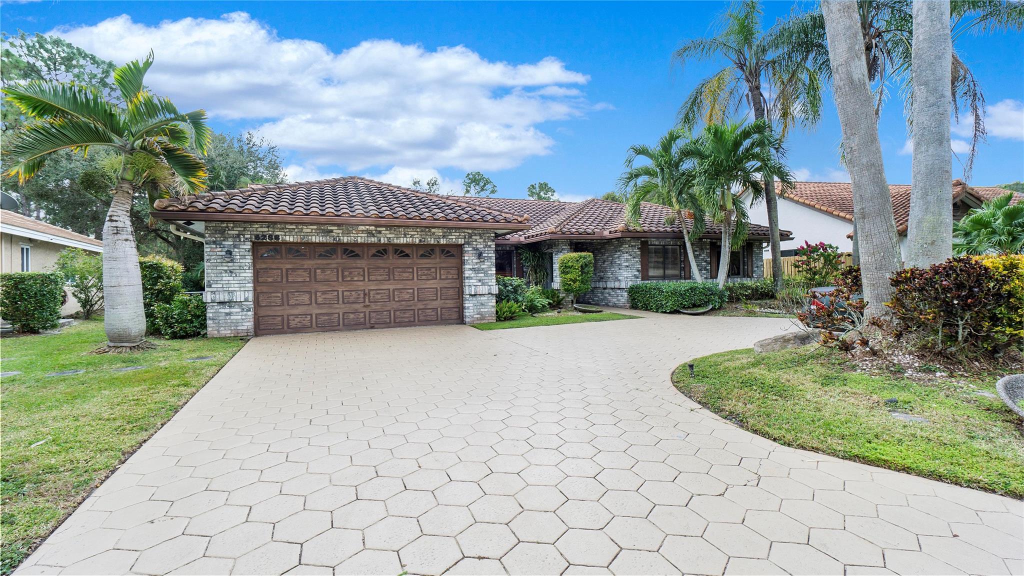 SPACIOUS 4/2.5 IN THE WELL DESIRED BUTLER FARMS. FEATURES FORMAL LIVING/DINING AREA, MODERN FIXTURES, STAINLESS STEAL APPLIANCES, GRANITE COUNTERS AND MUCH MORE. SPACIOUS MASTER BEDROOM WITH SHOWER AND TUB OVERLOOKING THE POOL AREA. SCREENED POOL WITH HUGE BACK YARD SPACE GREAT FOR ENTERTAINING. CLOSE TO PARKS, AND VIBRANT LIVING. TENANT PAYS FOR LAWN AND POOL SERVICE.