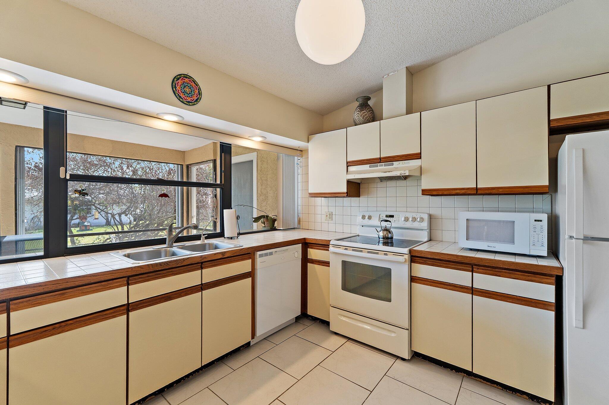 HOBE SOUND ESTATES - Residential