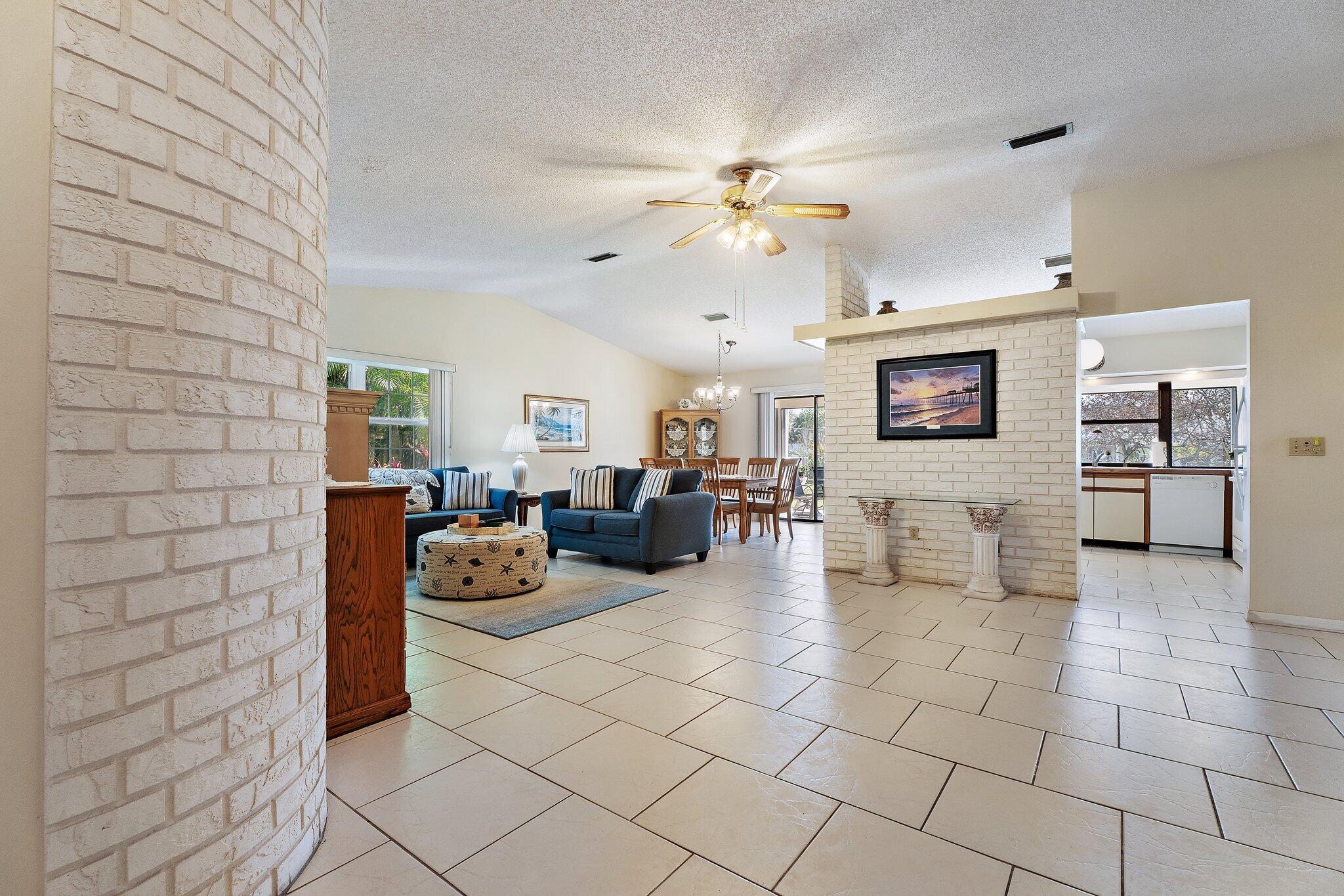 HOBE SOUND ESTATES - Residential