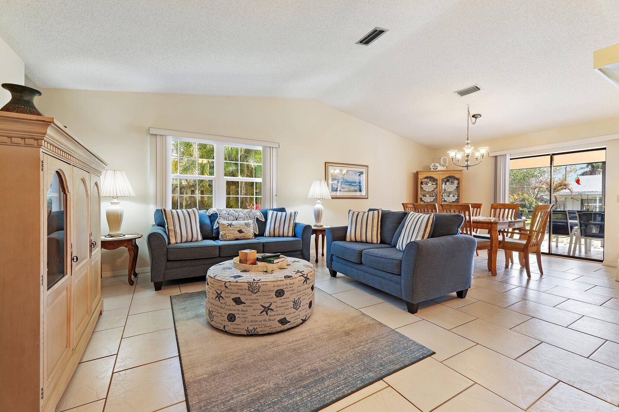 HOBE SOUND ESTATES - Residential