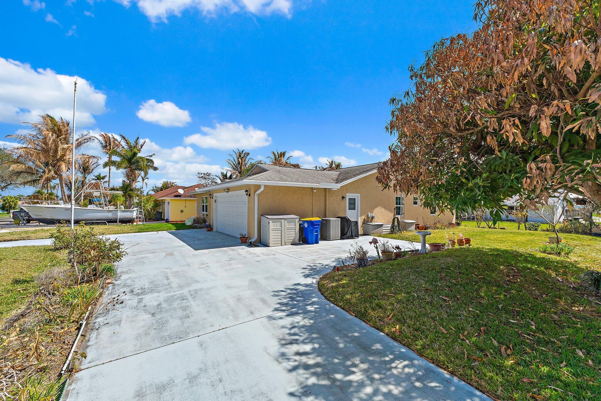 HOBE SOUND ESTATES - Residential