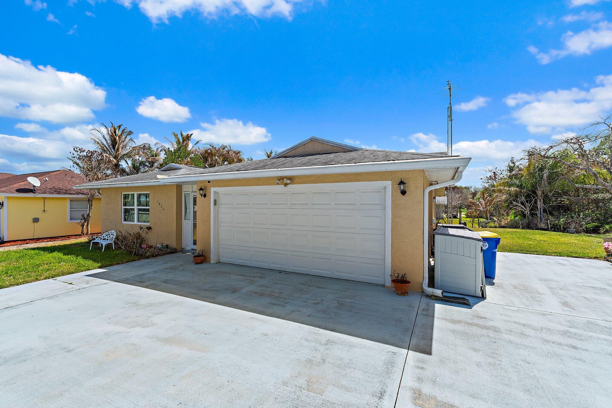 HOBE SOUND ESTATES - Residential
