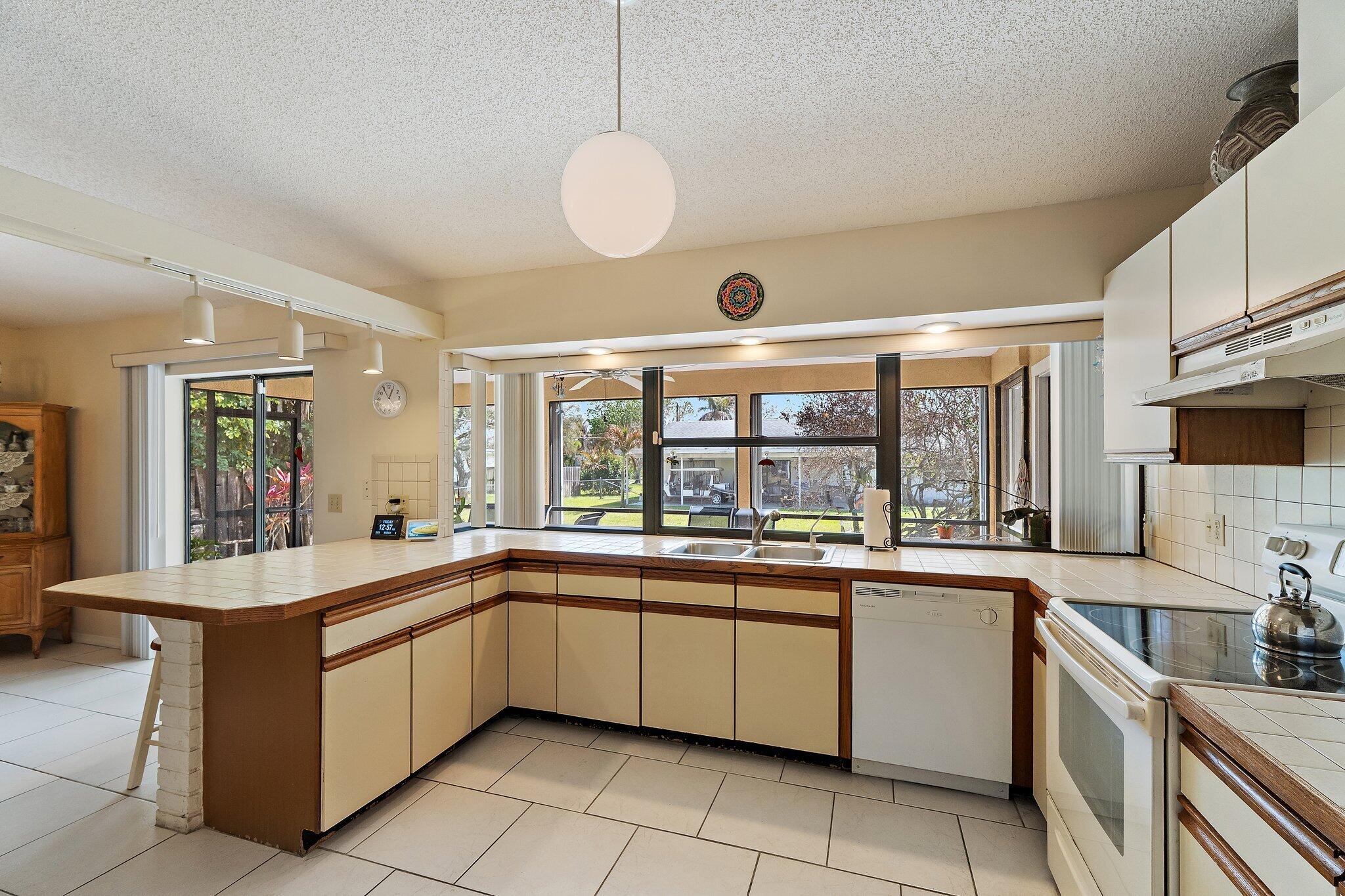 HOBE SOUND ESTATES - Residential