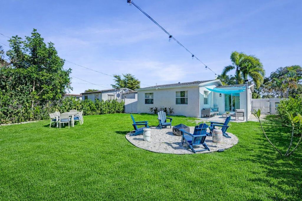 Photo of 126 SW 7th Avenue, Delray Beach, FL 33444 (MLS # R11155202)