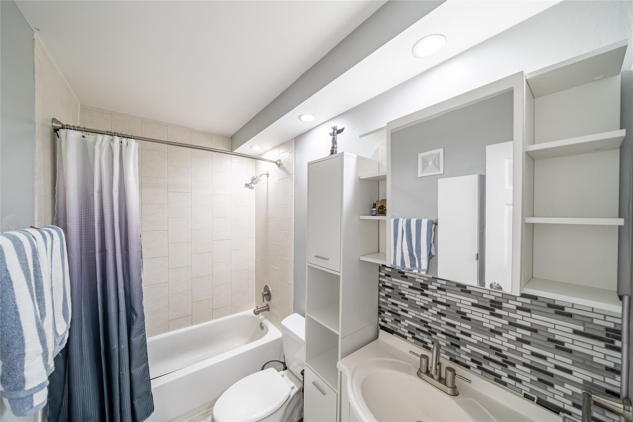 WOODS CONDO - Residential