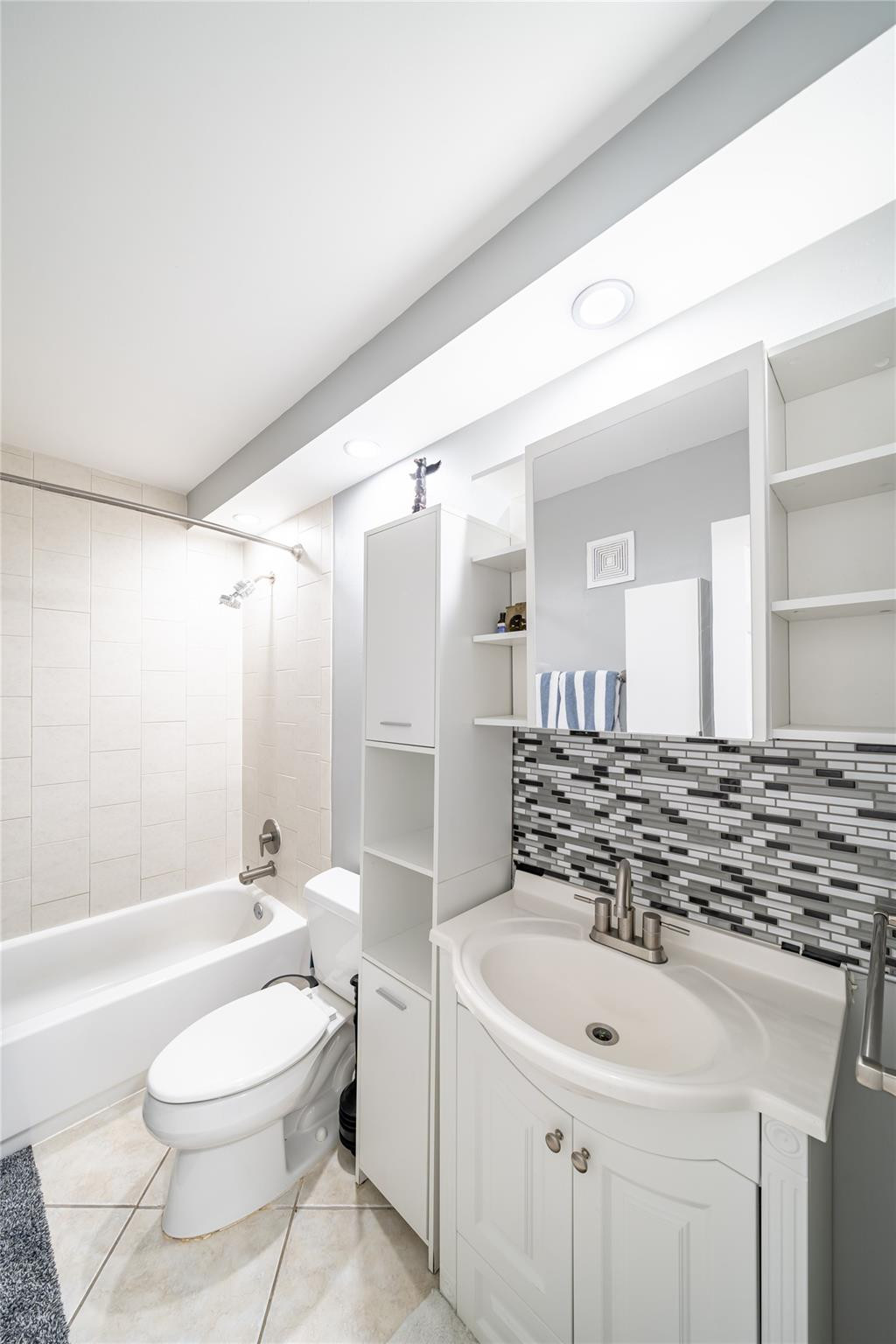 WOODS CONDO - Residential