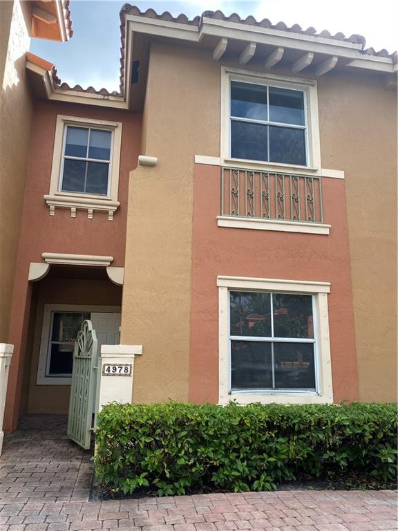 GORGEOUS TOWNHOME IN A PRIVATE, GATED COMMUNITY OF COCOPLUM IN DANIA BEACH. THE LARGEST MODEL AVAILABLE AND IMMACULATE. 1ST FLOOR IS TILED AND LAMINATE THROUGHOUT THE 2ND FLOOR. WALKING DISTANCE TO RELIGIOUS INSTITUTIONS AND GROCERY. CLOSE TO FT. LAUD AIRPORT, DANIA POINT, HARD ROCK CASINO MIN FROM I95 TO THE EAST, MIN TO TURNPIKE TO THE WEST.