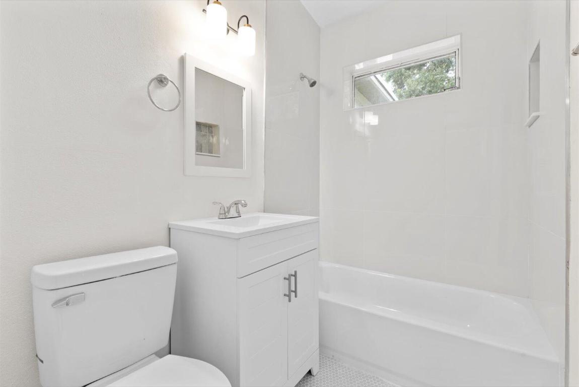 1646 31st Avenue, Vero Beach, FL, 32960/$279,000 2 1646 31st Avenue