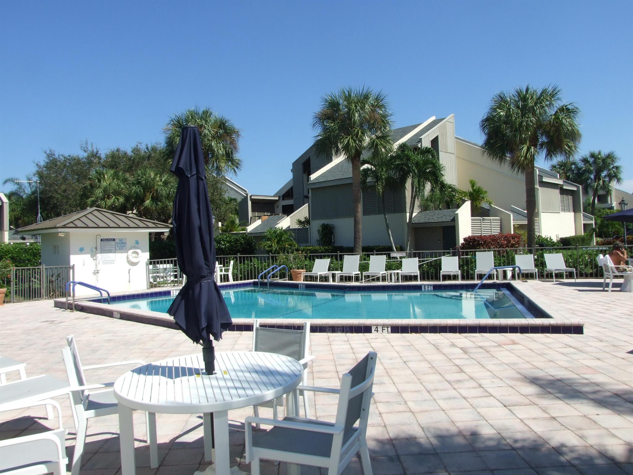 Available Immediately!!! (Aug. thru December 2025). Walk to beach! This charming and convenient first floor unit with a full screened patio adjacent to JORC Tennis Center. Enjoy open a fantastic location close to everything with a garden view giving you an open beachside vacation environment. Close to the best shopping, theaters, restaurants and waterways. Located steps to the beach, tennis and local waterfront Happy Hours! Enjoy ocean air, free beaches with access to two pools. Tennis Center membership and clinics available for additional fee.