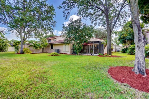 Tiny photo for 627 Hollows Circle, Deerfield Beach, FL 33442 (MLS # B26052774)