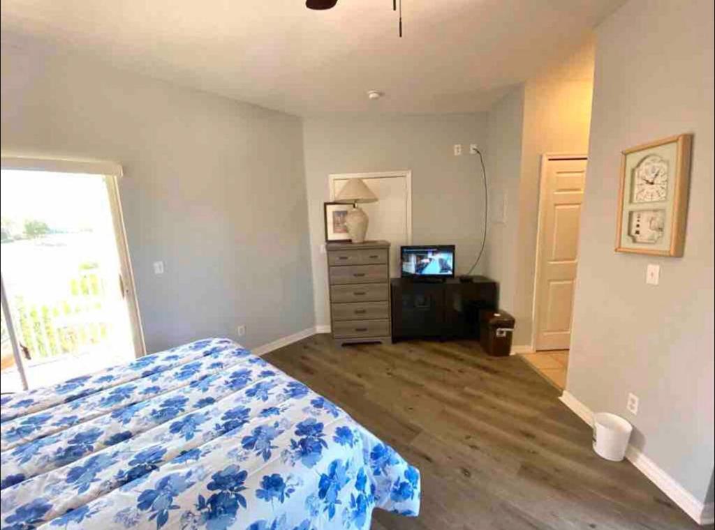 Cozy studio, great view of the golf course. Comes with all utilities included.