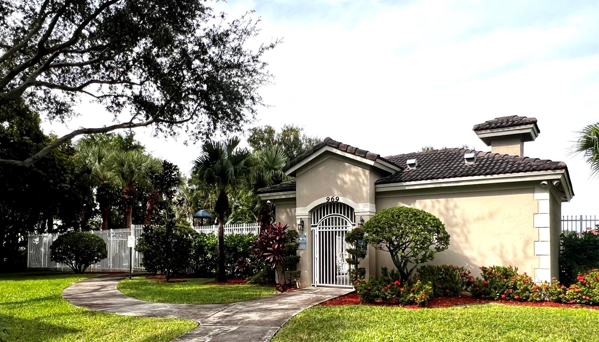 SUMMIT LAKE - Residential