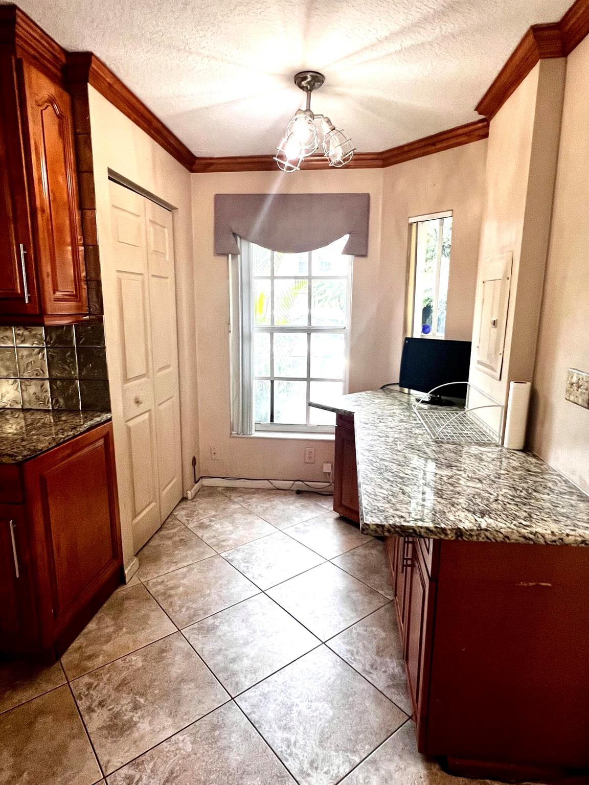 SUMMIT LAKE - Residential