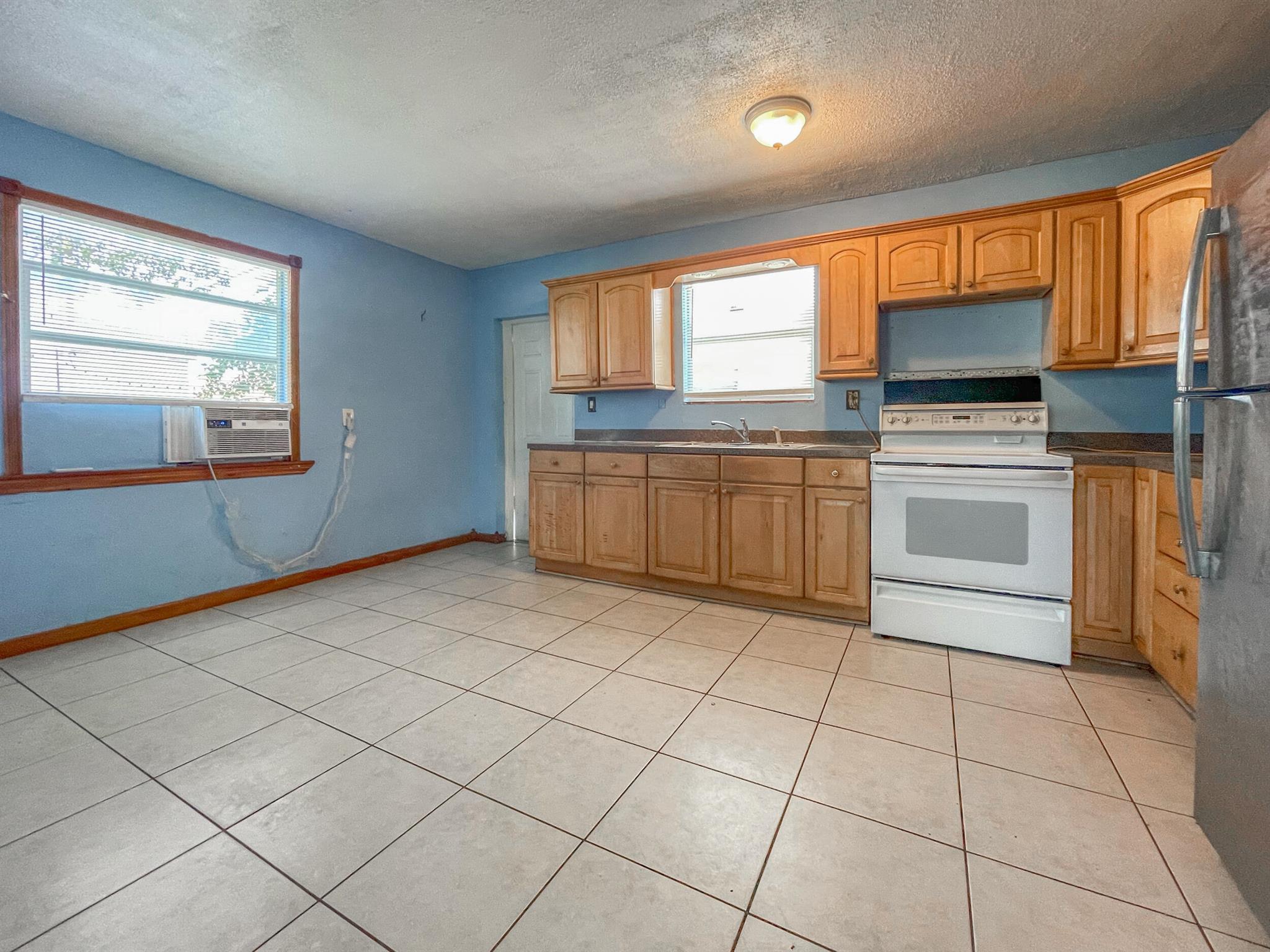 Big 4/1 with eat-in kitchen, great room, laundry room and covered porch - great central location