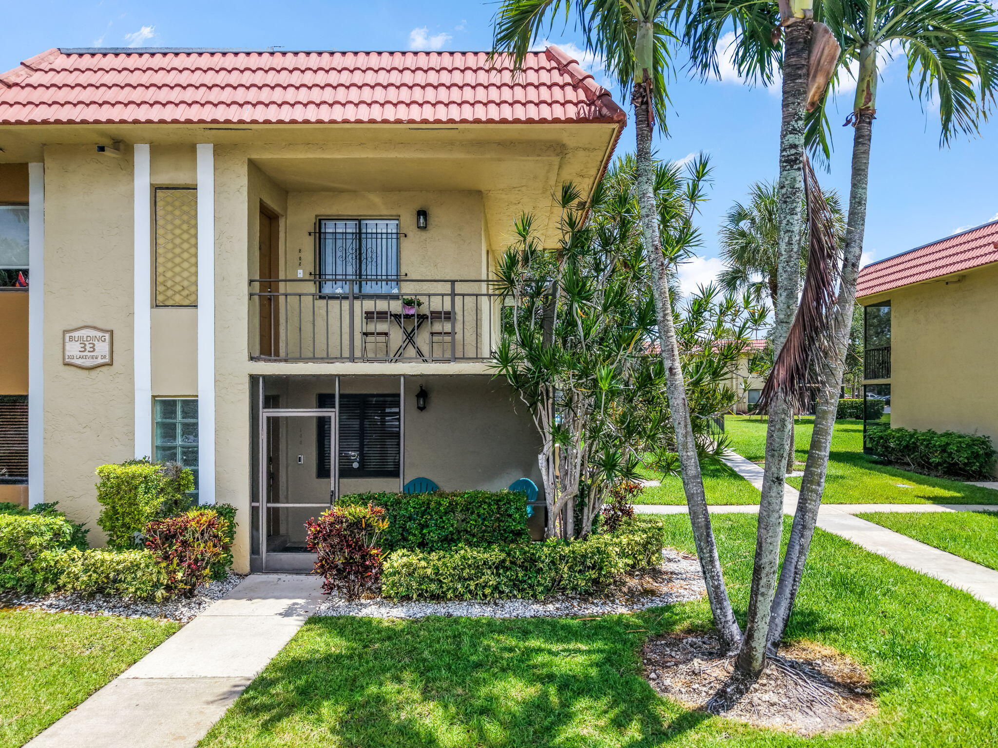 303 Lakeview Drive 102, Weston FL 33326