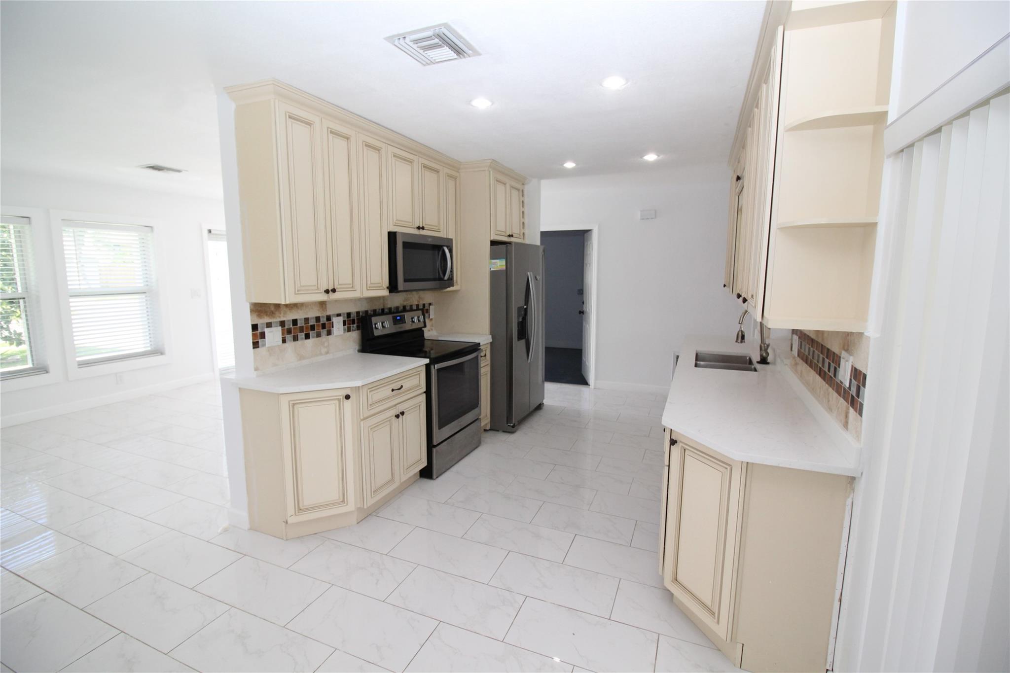 Melaleuca Isles 52-48 B - Residential Lease