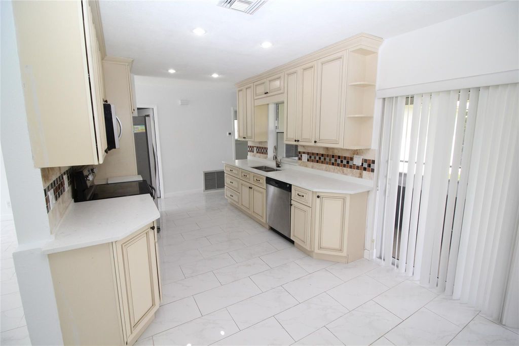 Photo of 160 SW 127th Avenue, Plantation, FL 33325 (MLS # F10520451)