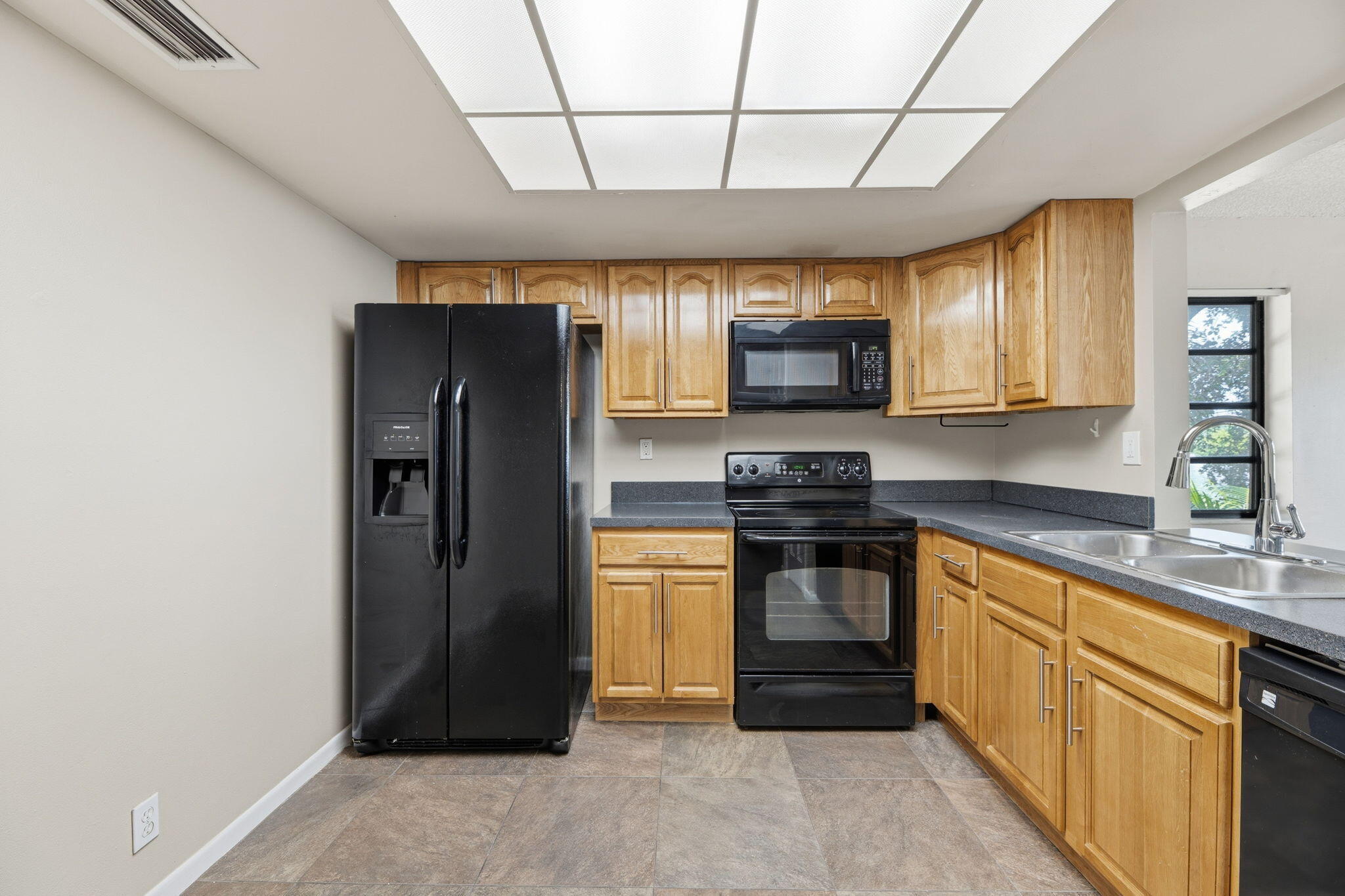 CONDOMINIUM 5 OF LIGHTHOUSE - Residential