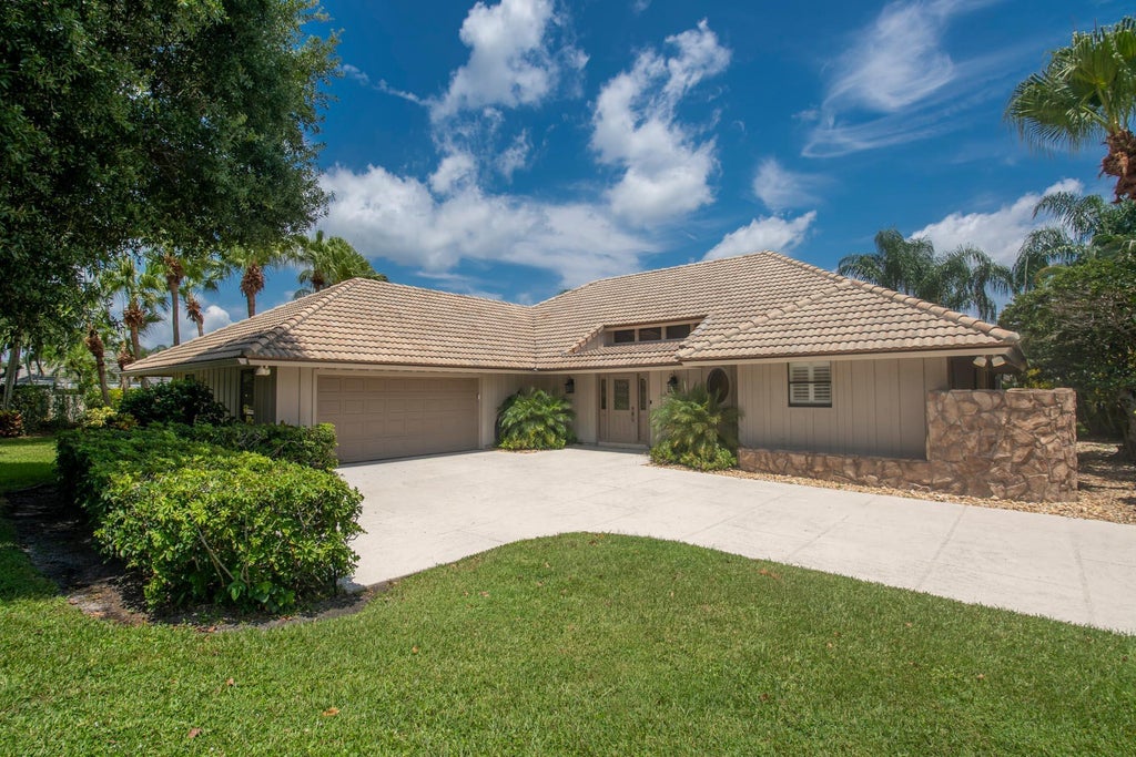 Photo of 13 Balfour Road W, Palm Beach Gardens, FL 33418 (MLS # B26075839)