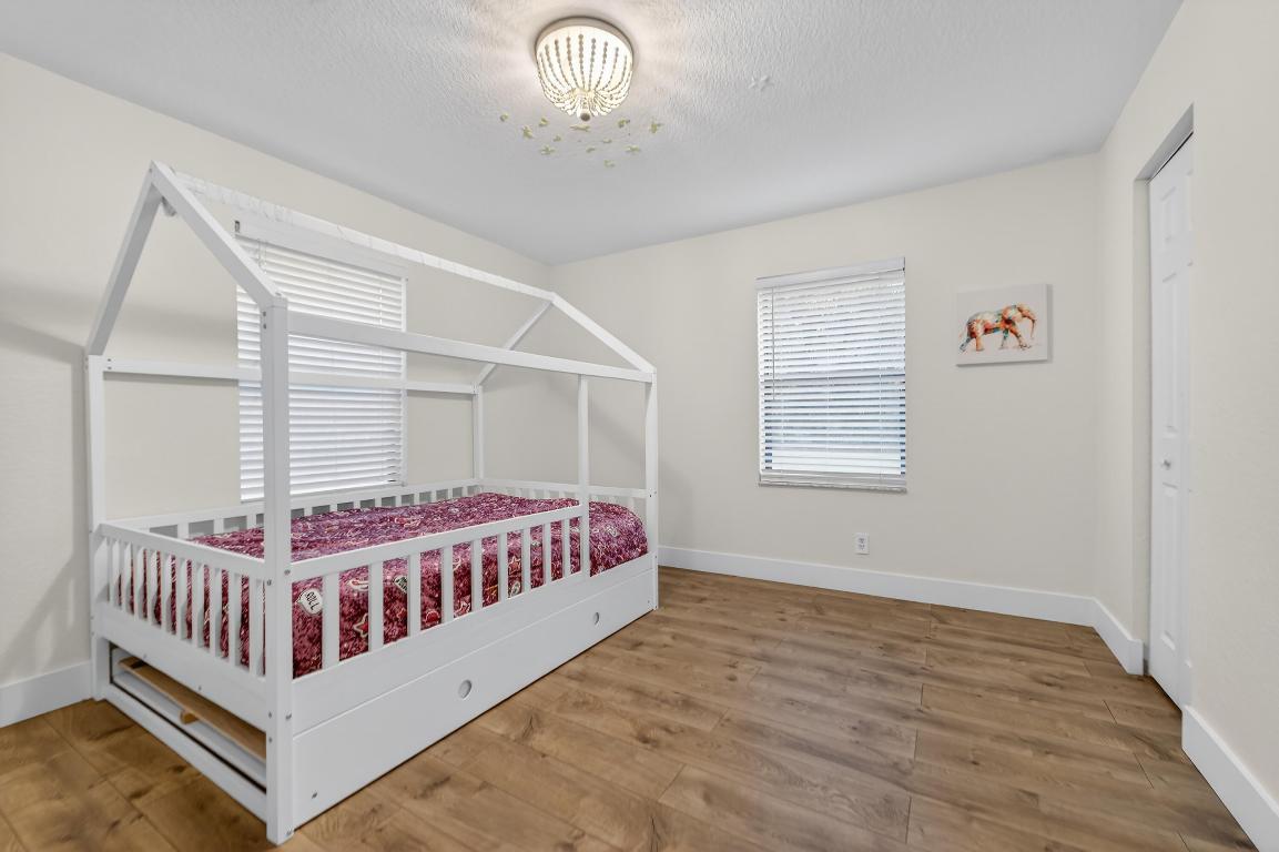 PINEAPPLE PARK - Residential