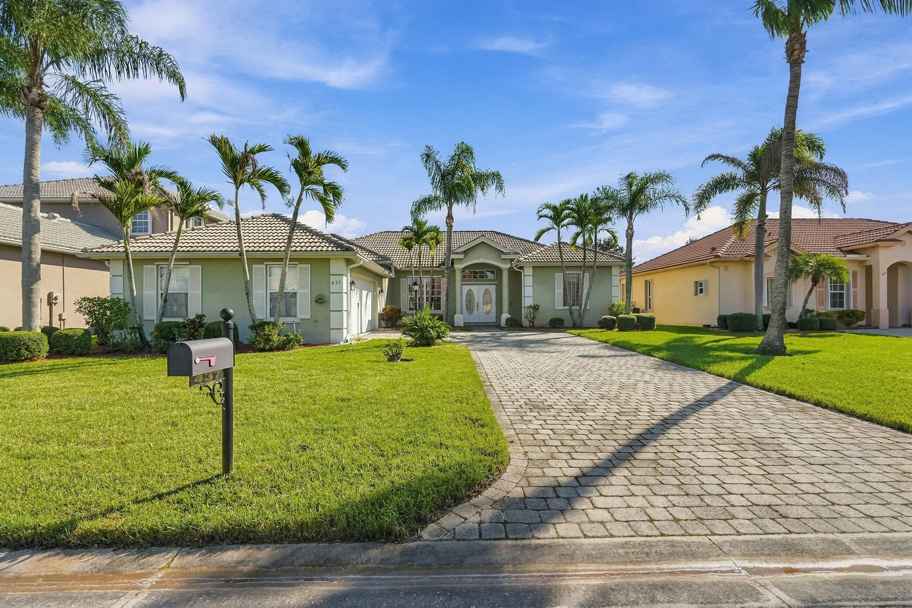437 NW Canterbury Court