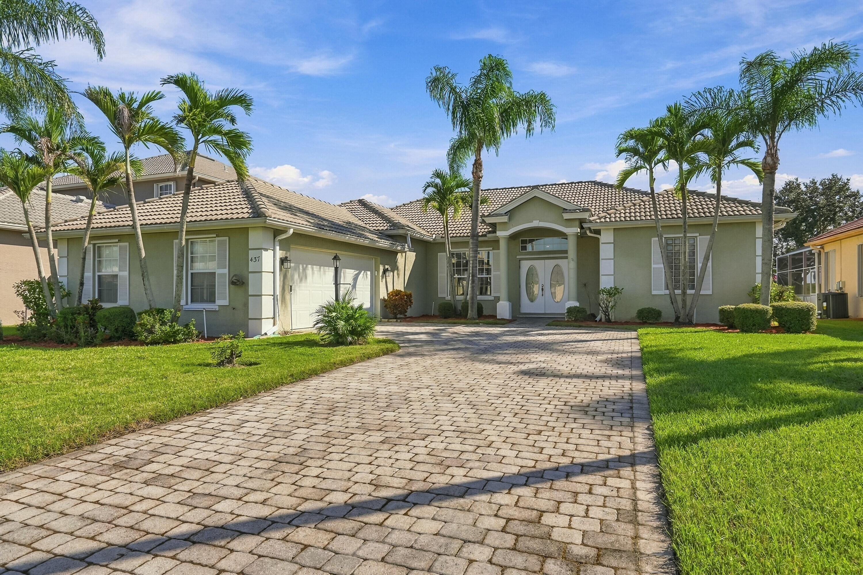 437 NW Canterbury Court