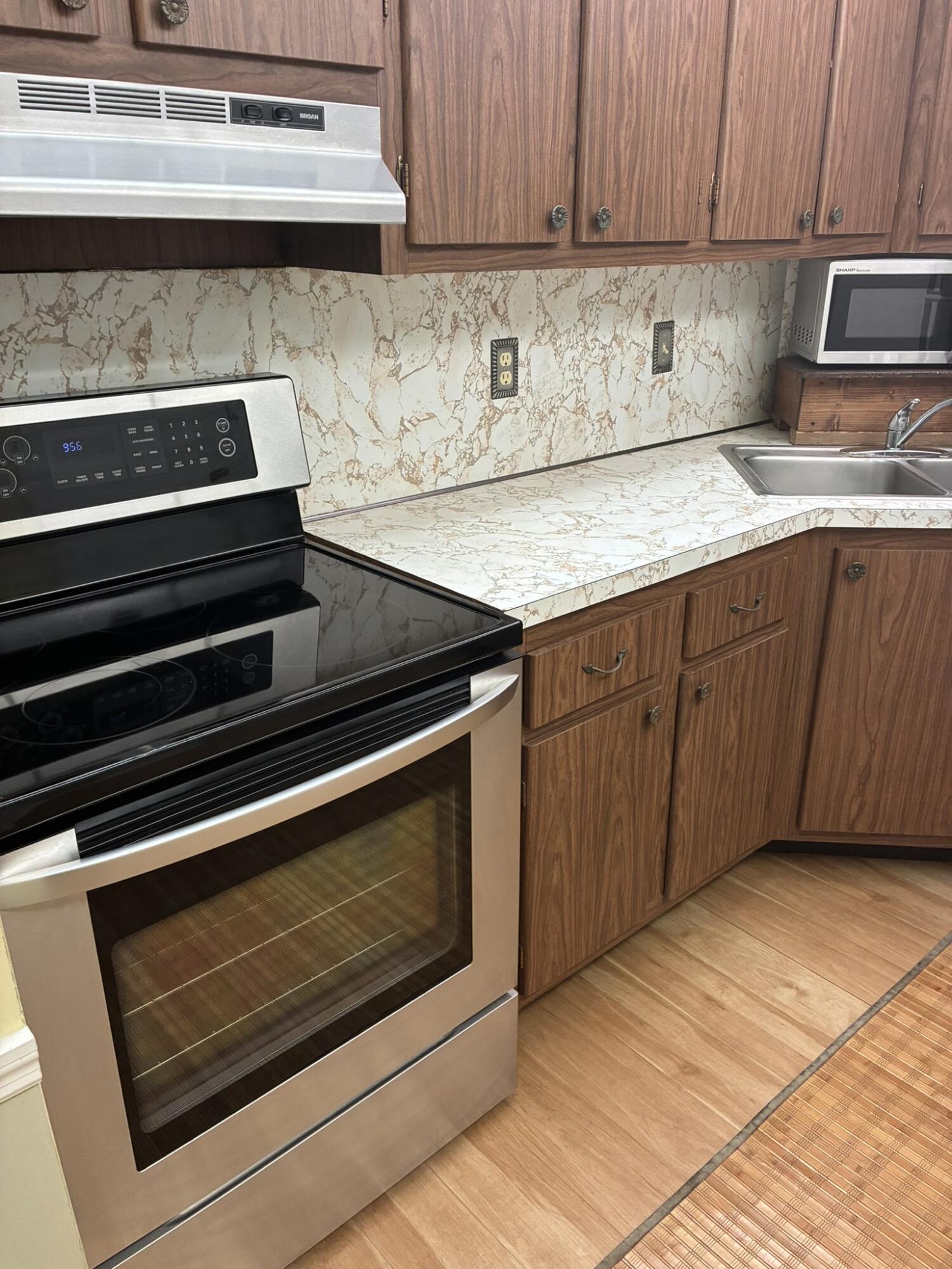 OAKLAND GROVE VILLAGE CONDO - Residential