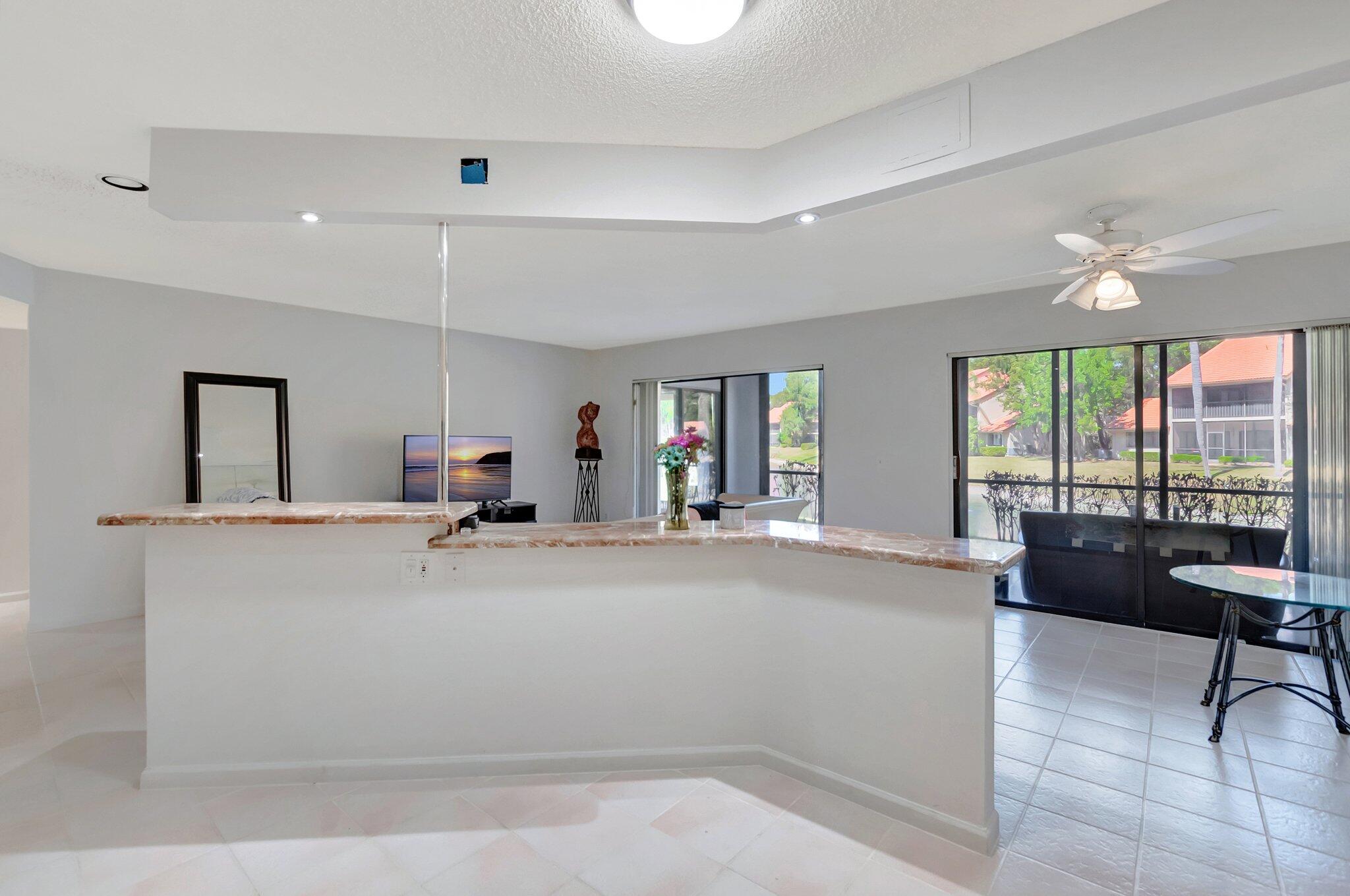 COACH HOUSES OF TOWN PLACE CONDO - Residential