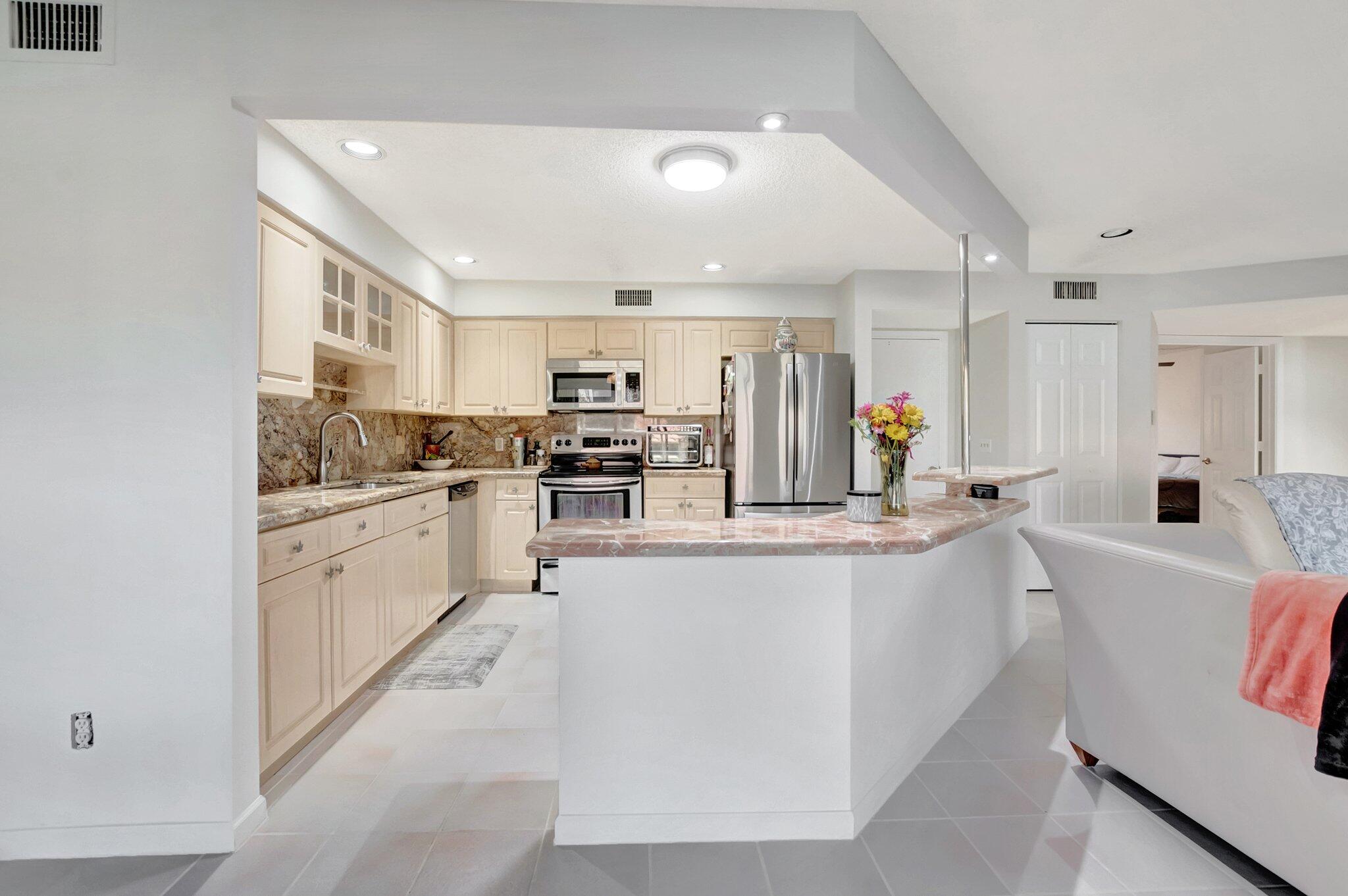 COACH HOUSES OF TOWN PLACE CONDO - Residential