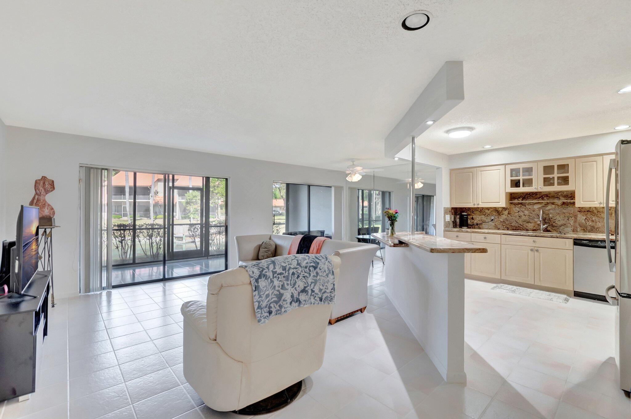 COACH HOUSES OF TOWN PLACE CONDO - Residential