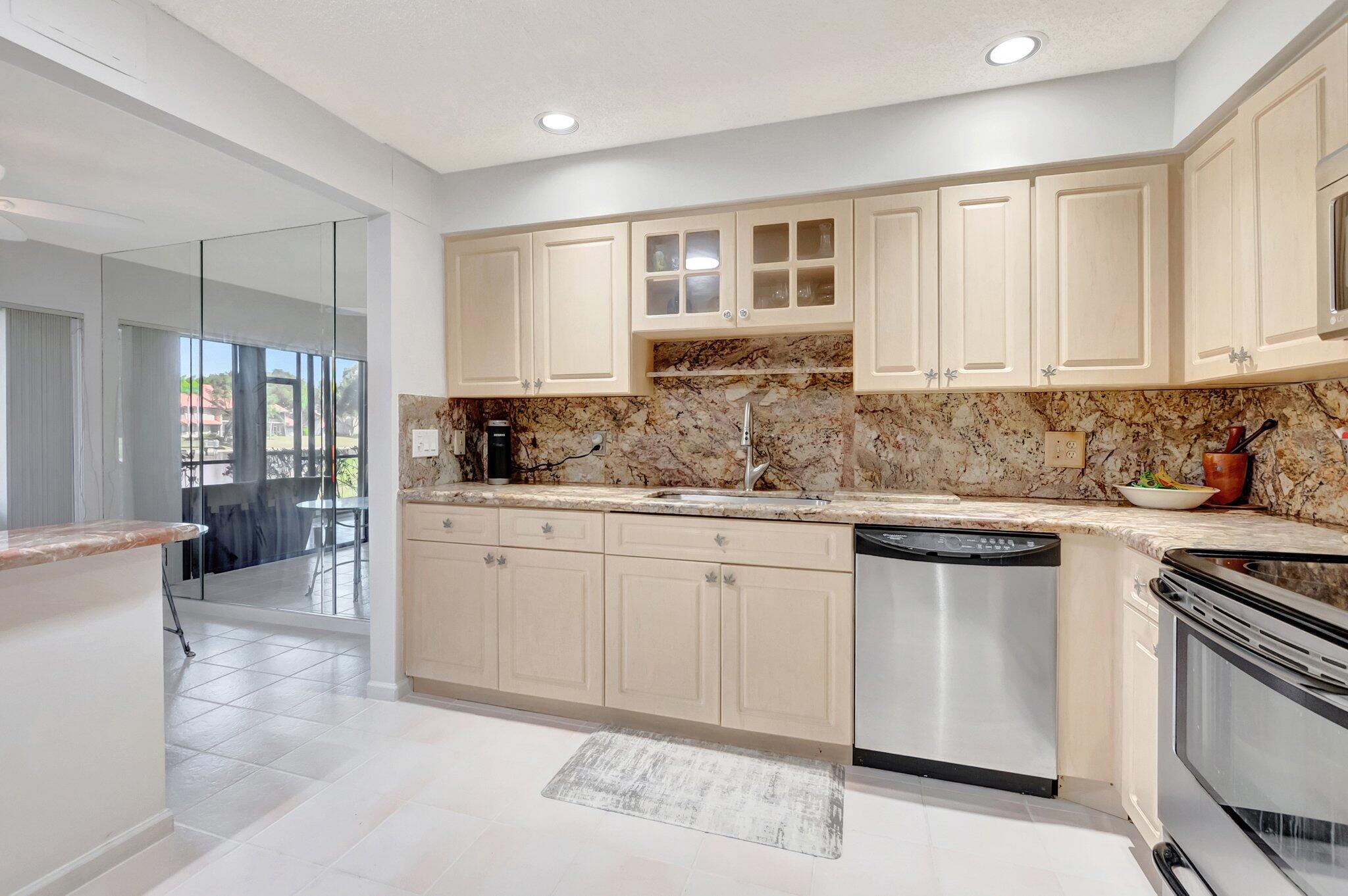 COACH HOUSES OF TOWN PLACE CONDO - Residential