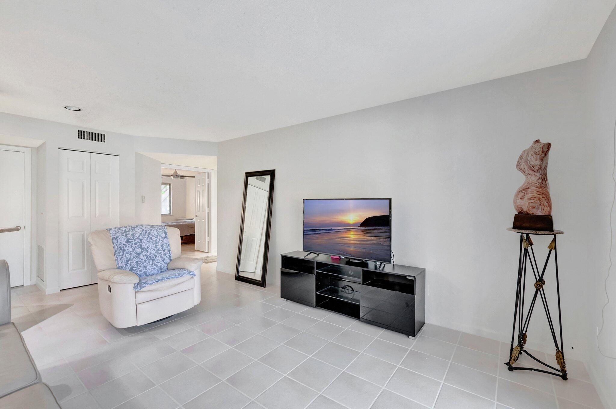 COACH HOUSES OF TOWN PLACE CONDO - Residential