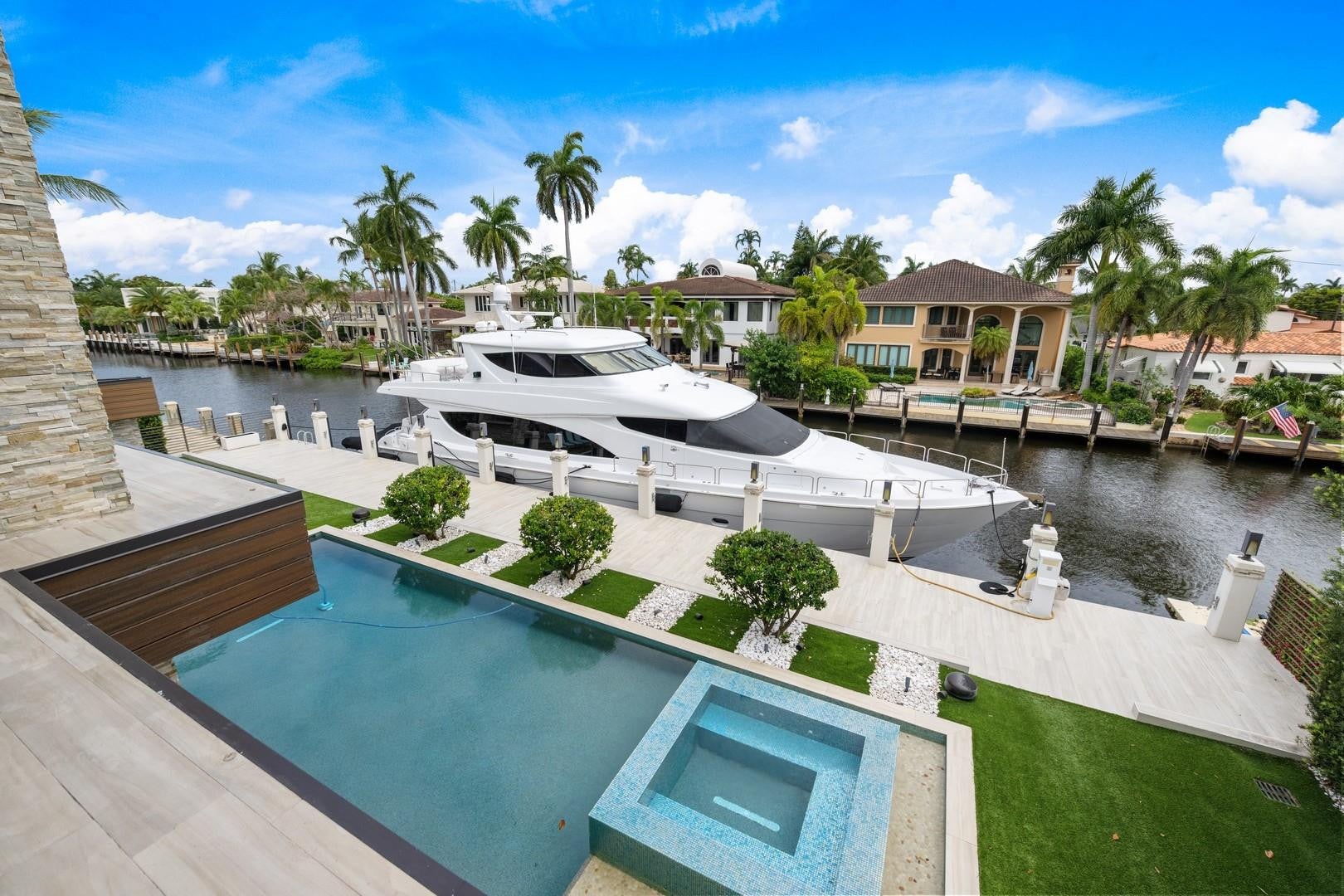 2437 Delmar Place
