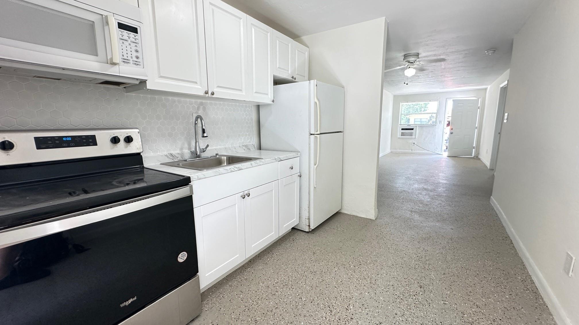 Nicely updated two-bedroom, two-bath duplex, ready for its next residents! Featuring a spacious living and dining area
Key Highlights:- Newly renovated bathrooms with modern vanities- Contemporary kitchen with new cabinets and countertops- Large fenced-in backyard, perfect for outdoor activities- Each unit includes its own laundry room equipped with a washer and dryer. The owner requires the first month's rent, the last month's rent, and a security deposit to move in. Housing vouchers are welcome!