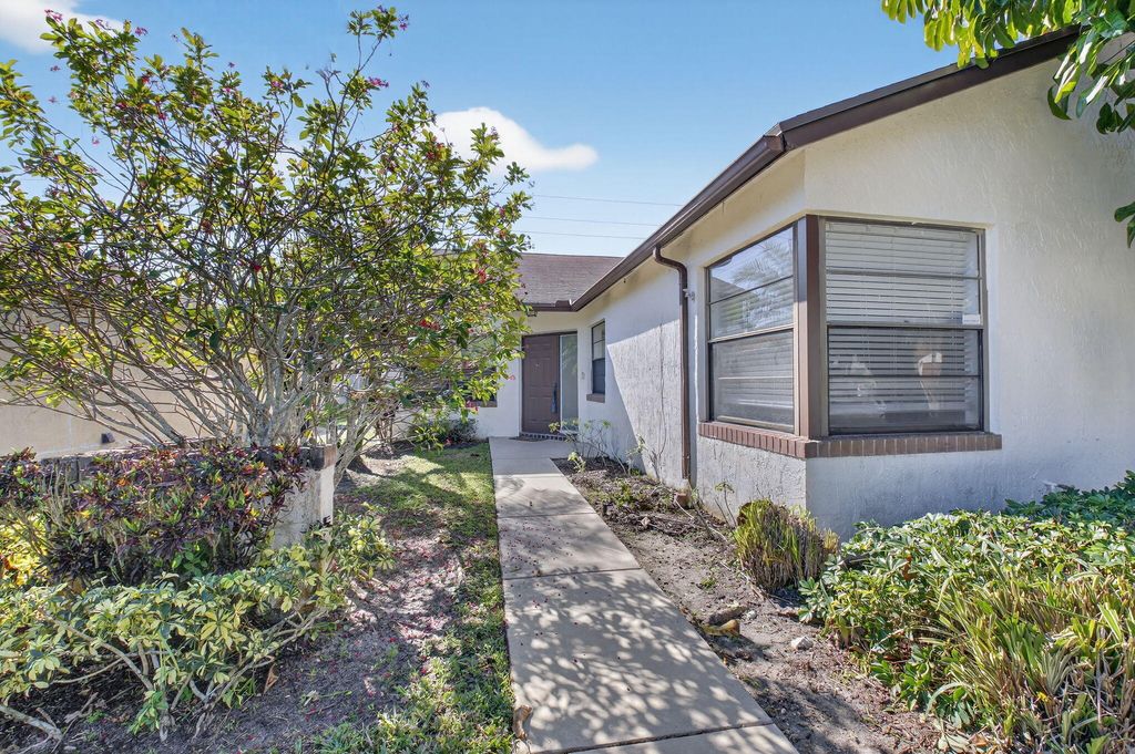 Photo of 9074 Chatsworth Cascades, Boca Raton, FL 33434 (MLS # B26007644)