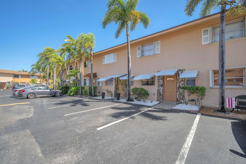 Photo of 450 SE 7th Street, Dania Beach, FL 33004 (MLS # B26012102)