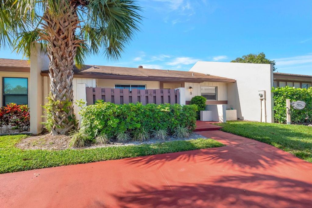 Photo of 8 Chelsea Lane, Boynton Beach, FL 33426 (MLS # R10981148)