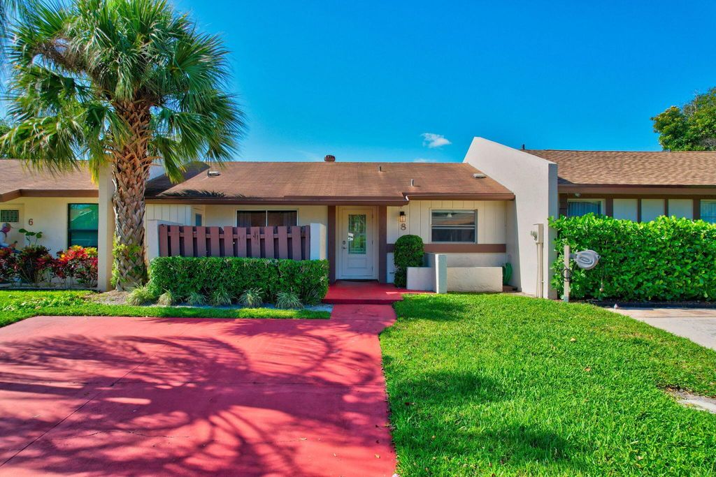Photo of 8 Chelsea Lane, Boynton Beach, FL 33426 (MLS # R10981148)