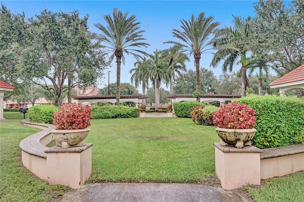 TIERRA VERDE - Residential