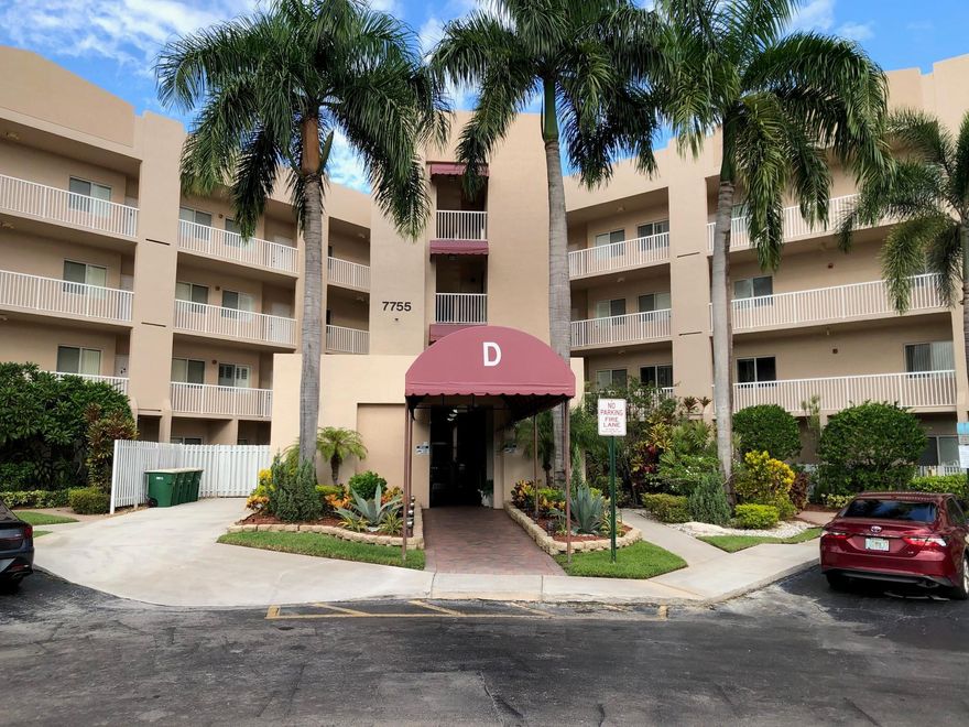 WELCOME TO FANTASTIC YARDLEY AT KINGS POINT.  NEWER SECTION BUILT IN 2003 WITH HURRICANE WINDOWS & SPRINKLERS FOR YOUR COMFORT & SAFETY.  THIS UNIT HAS ONE OF THE BEST WATERVIEWS IN THE COMPLEX WITH A CITY PARK IN THE DISTANCE.  THE UNIT IS IN MINT CONDITION WITH TILE & NEWER CARPETS.  THE MAIN BEDROOM IS A GREAT SIZE AND HAS A WONDERFUL ADJOINING BATHROOM.   KITCHEN BOASTS MODERN WHITE RAISED PANEL CABINETRY & WHITE APPLIANCES WITH A NICE SIZED EAT IN AREA. FULL SIZE WASHER DRYER TOO.  HIGH CEILINGS WITH BEAUTIFUL CROWN MOLDING GIVE THIS AN ELEGANT & SPACIOUS FEEL. YARDLEY'S POOL IS IN WALKING DISTANCE.  RESIDENTS ENJOY SHUFFLEBOARD & A GREAT PAVILION FOR CARD PLAYERS & GATHERINGS. YARDLEY IS LANDSCAPED TO PERFECTION, IMPECCABLY MAINTAINED AND IS A GATED 55+ COMMUNITY. 725 CREDIT SCORE.