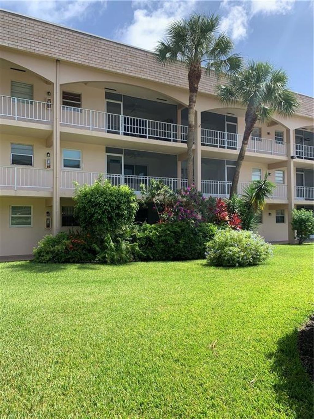 Photo of 581 Blue Heron Dr Dr #113, Hallandale Beach, FL 33009 (MLS # F10340695)