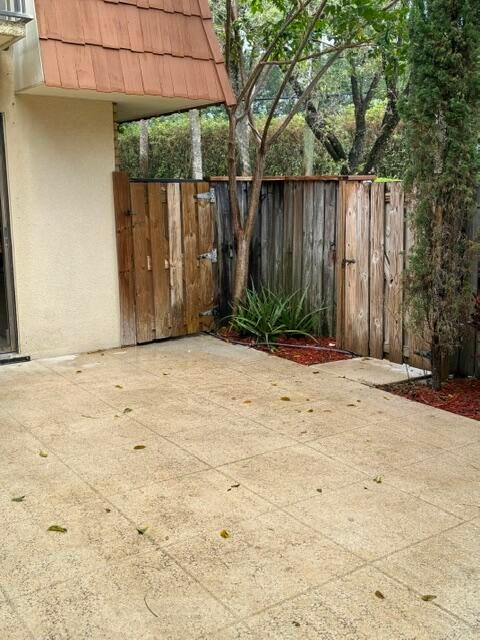 207 LIVE OAK Lane .
