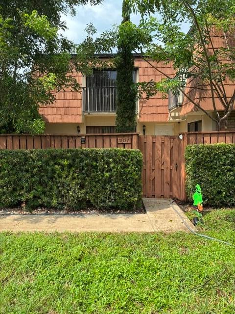 207 LIVE OAK Lane .