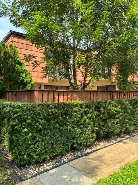 207 LIVE OAK Lane .