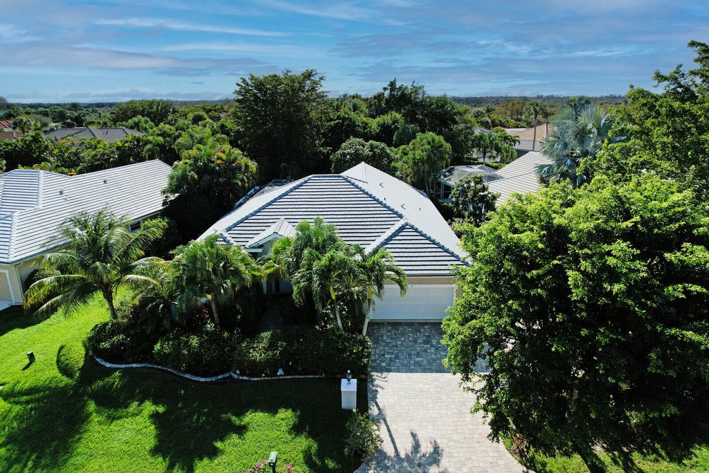 Photo of 25 Windward Isle, Palm Beach Gardens, FL 33418 (MLS # R10846216)