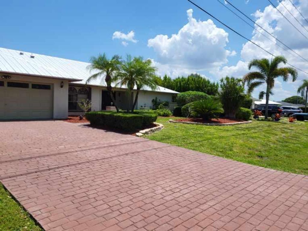 Photo of 422 SE Naranja Avenue, Port Saint Lucie, FL 34983 (MLS # R10803644)