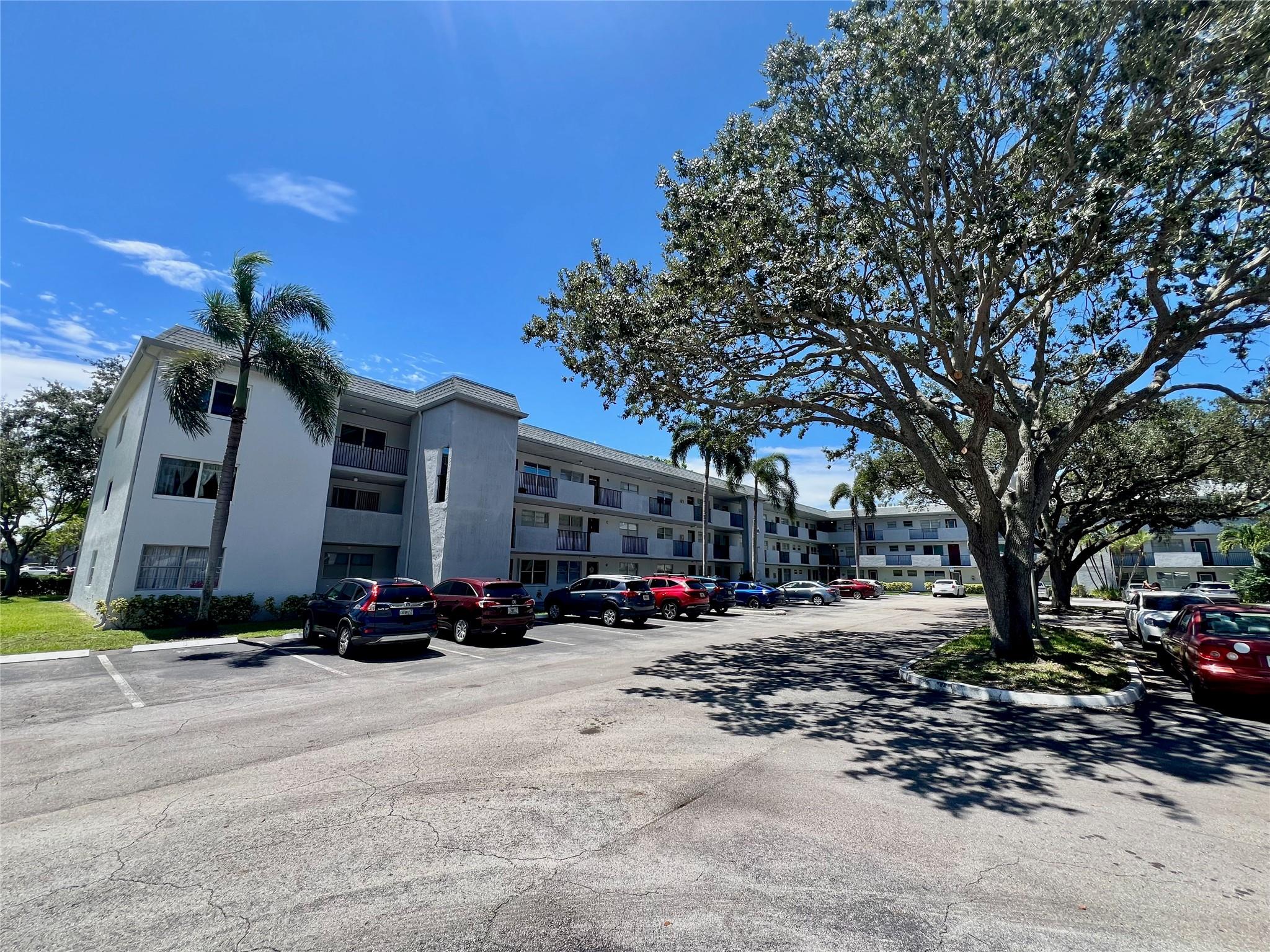 Mazing 2/2 condo in fantastic Tamarac location!! Laminated wood floors, lovely screened in balcony, great size and layout, washer and dru\yer inside the unit!! Fantastic community. Great place to call home!! (Applicants must have min 700 credit score).