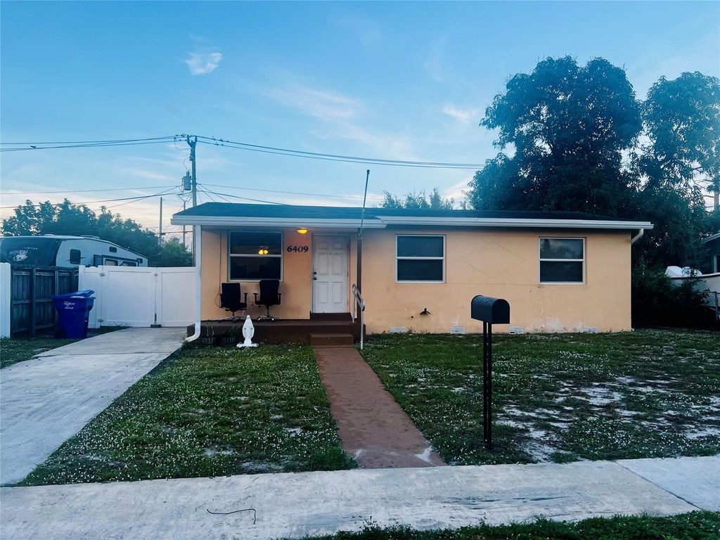 Photo of 6409 Franklin St, Hollywood, FL 33024 (MLS # F10542284)