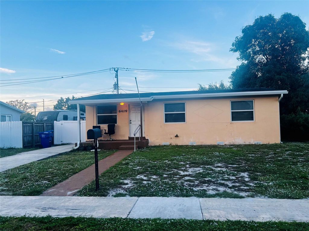 Photo of 6409 Franklin St, Hollywood, FL 33024 (MLS # F10542284)
